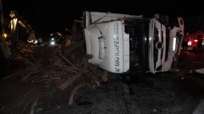 Kırmızı ışıkta zincirleme kaza: Odun yüklü kamyon devrildi