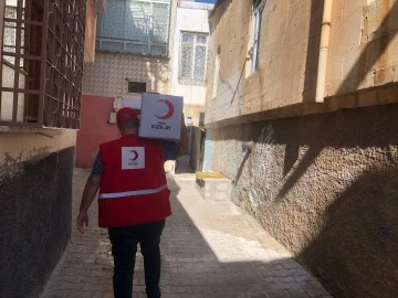 Kızılay'dan ihtiyaç sahibi ailelere gıda ve kıyafet yardımı