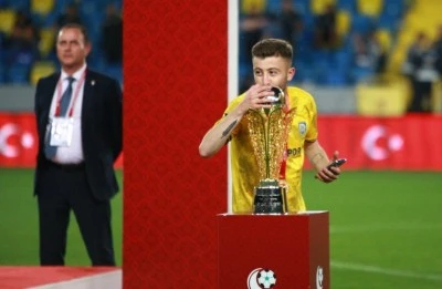 Kocaeli'de silahlı saldırı: 1'i futbolcu 3 yaralı