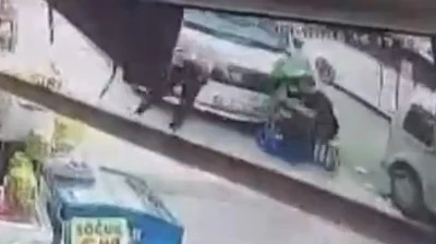 Kontrolden çıkan minibüs 2 kişiye çarptı: Kaza anı kamerada