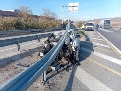 Kontrolden çıkan otomobil bariyerlere çarptı: 6 yaralı