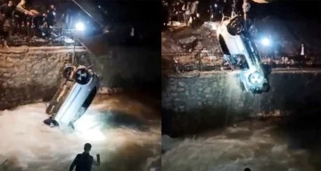 Kontrolden çıkan otomobil dereye uçtu: 4 ölü, 1 yaralı