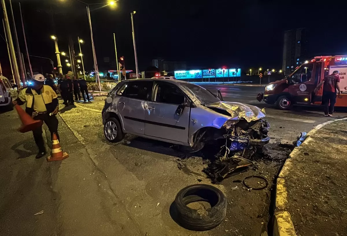 Kontrolden çıkan otomobil kavşakta parçalandı: 1 yaralı