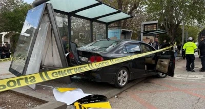Kontrolden çıkan otomobil, otobüs durağına daldı: 5 yaralı