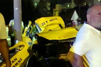 Kontrolden çıkan taksi elektrik direğine çarptı: 2 ölü