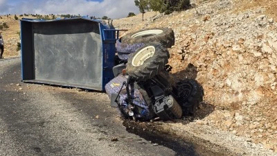 Kontrolden çıkan traktör devrildi: Sürücü ve yolcusu yaralandı