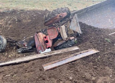 Kontrolden çıkan traktör şarampole yuvarlandı