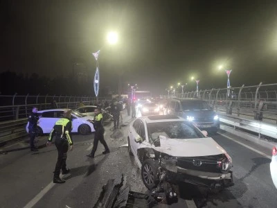 Köprü üzerinde zincirleme kaza: 4 kişi yaralandı