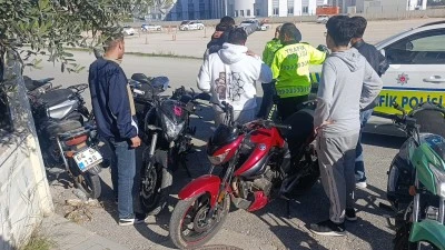 K&uuml;&ccedil;&uuml;k kıza &ccedil;arpıp ka&ccedil;tı, y&uuml;z metre ileride polise yakalandı