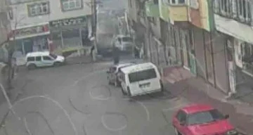 Kum yüklü kamyon eve girdi