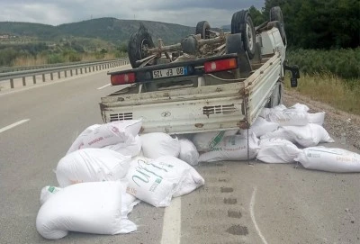 Lastiği patlayan kamyonet takla attı