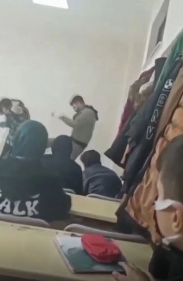 LİSE ÖĞRENCİSİNE ÖĞRETMEN DAYAĞI KAMERADA
