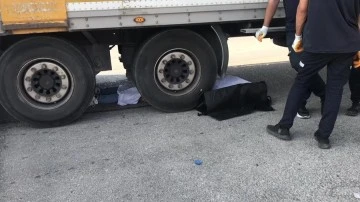 Manevra yapan tırın altına giren motosikletli hayatını kaybetti
