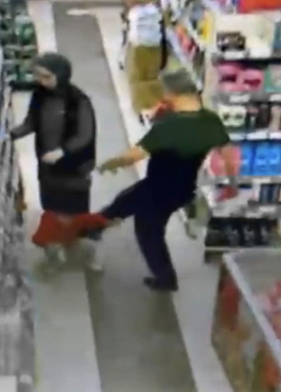 Markette dehşet anları: Küçük çocuğu tekmeleyen şahıs kamerada