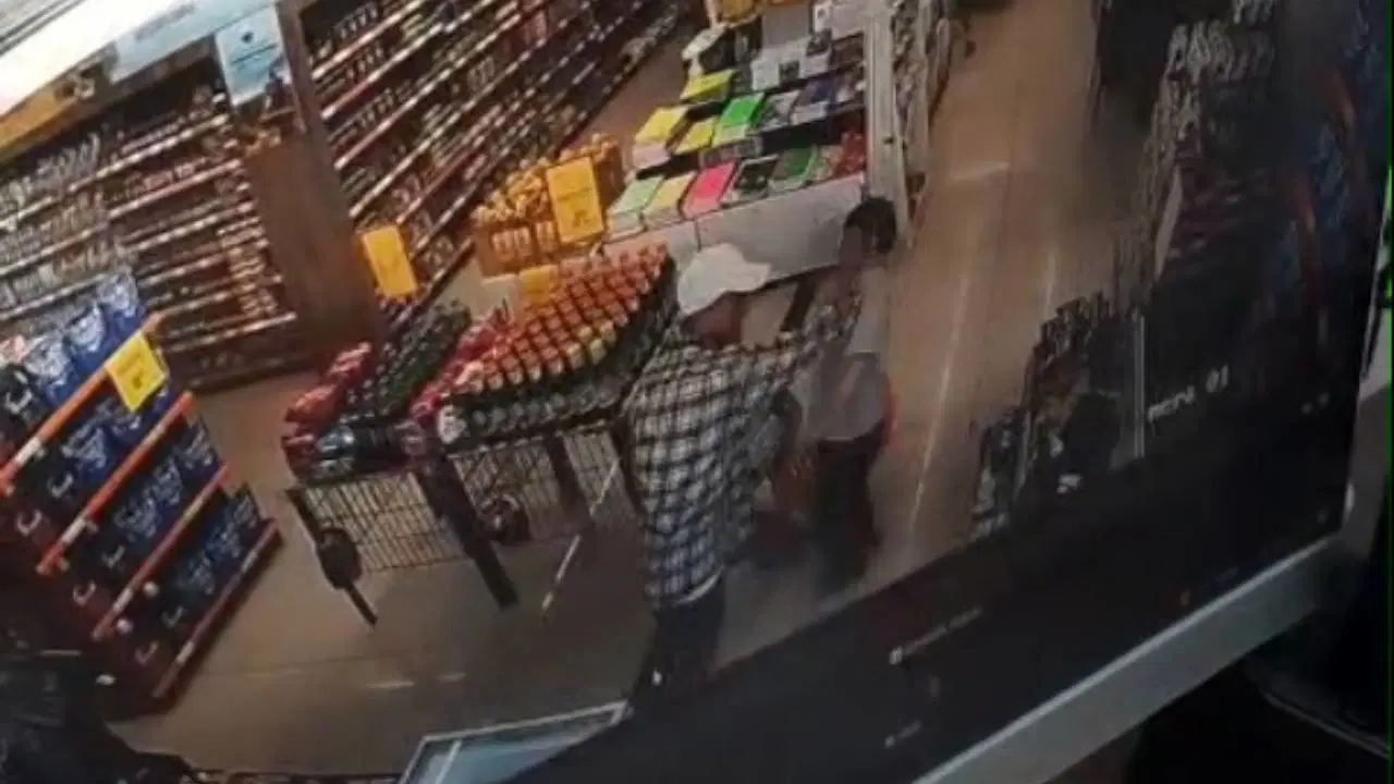Markette otizmli çocuğa yumruk attı