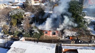 Metruk Binada Yangın: Ekipler Buzlanma Nedeniyle Zorlandı