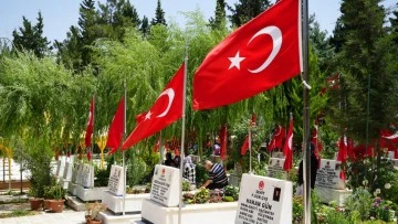 Mezarlıklar ve şehitliklerde Arefe yoğunluğu