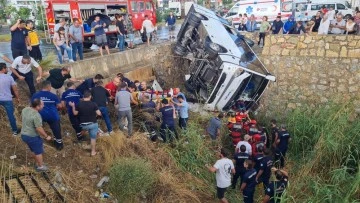 Midibüs dereye devrildi: 23 yaralı
