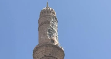 Minareye yıldırım düştü