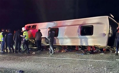 Minibüs devrildi: 1 ölü, 19 yaralı
