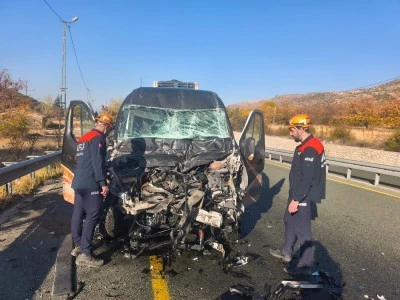 Minibüs ile kamyon çarpıştı: 1 yaralı