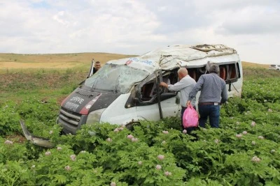 Minibüs patates ekili tarlaya uçtu: 1 ölü, 4 yaralı