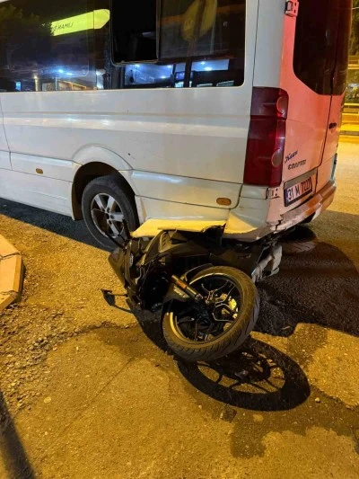 Motosiklet devrildi, minibüsün altına sürüklendi