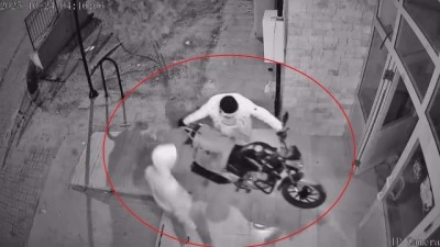 Motosiklet Hırsızlığı Kamerada: Rahat Tavırlarla Çaldılar, Gözden Kayboldular