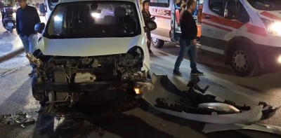 Motosiklet ile hafif ticari araç çarpıştı!