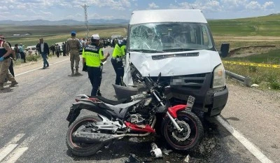 Motosiklet ile minibüs çarpıştı: 2 ölü