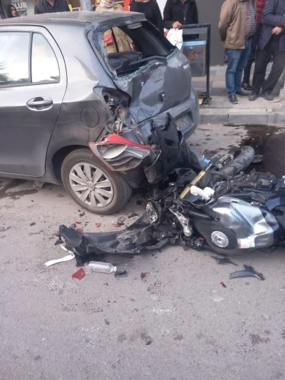 Motosiklet kazası kamerada: 1’i ağır yaralı