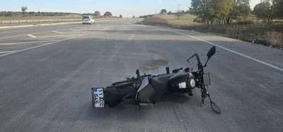 Motosiklet köpeğe çarptı: 2 yaralı