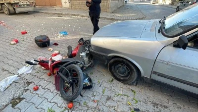 Motosiklet–otomobil çarpıştı: Sebzeler yola saçıldı