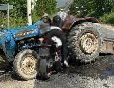Motosiklet traktöre ok gibi saplandı: 3 ölü