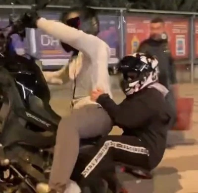 Motosikletiyle ön kaldırdı, kayarak düştü Artçının mı hatası