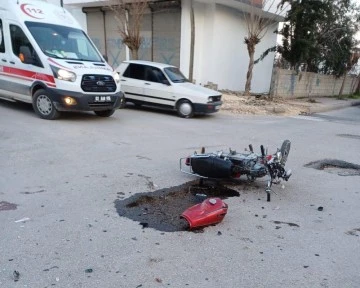 Motosikletle otomobil çarpıştı: 1’i ağır 2 yaralı