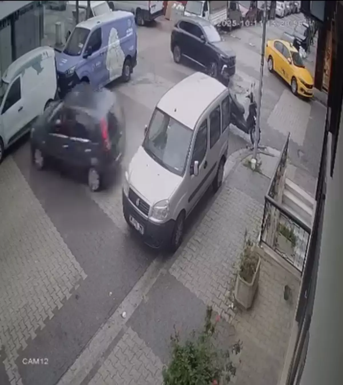 Motosikletli saldırı: Oto galeri kurşunlandı!
