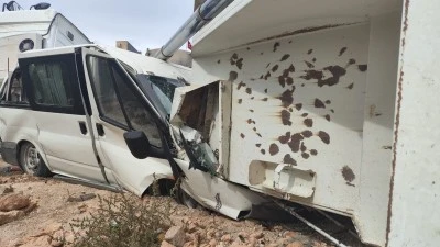 Mucur yüklü kamyon minibüsün üzerine devrildi