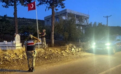 Musabeyli’de şehit mezarlıklarındaki bayraklar yenilendi