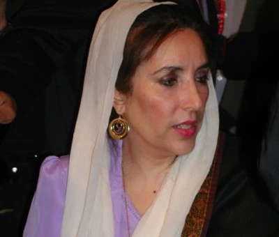 Müslüman bir ülkede başbakan seçilen ilk kadın olarak tarihe geçti