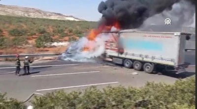 Nizip’te Park Halindeki Araca Çarpan Tır Alev Aldı