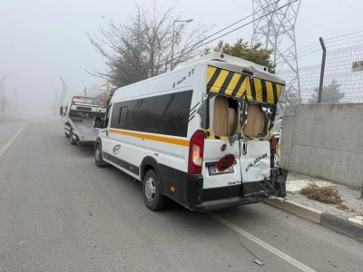 Öğrenci servisi tır ve hafif ticari araç çarpıştı: 20 yaralı