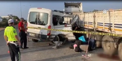 Öğrencileri taşıyan minibüs tıra çarptı: 2 ölü, 10 yaralı