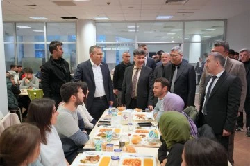 Öğrencilerle iftarda bir araya geldiler
