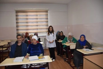 Okuma yazma öğrenmek için gayret ediyorlar