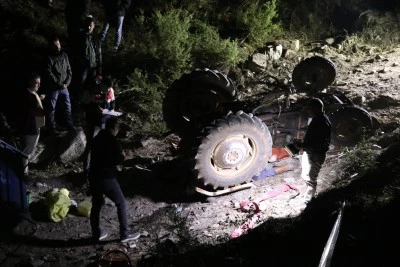 Ormanda odun toplayan yaşlı çift, devrilen traktörün altında ölü bulundu