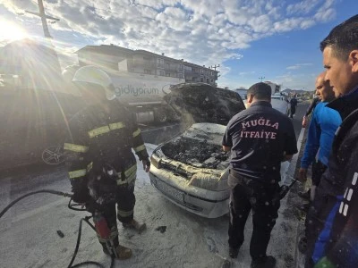 Ortaca’da seyir halindeki araç alev aldı