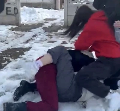 Ortaokul &ouml;ğrencilerine darp: Akran zorbalığı kamerada