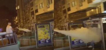 Otobüs durağında bekleyen kişiye yangın tüpü sıktılar