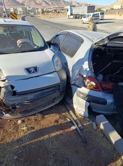 Otogar karşısında iki araç çarpıştı!